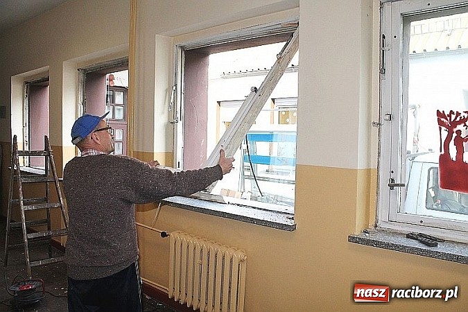 Zdjęcie w galerii na portalu naszraciborz.pl: Mieszkańcy Sudoła pomagają - nowe okna w miejscowej szkole! wiadomości z regionu