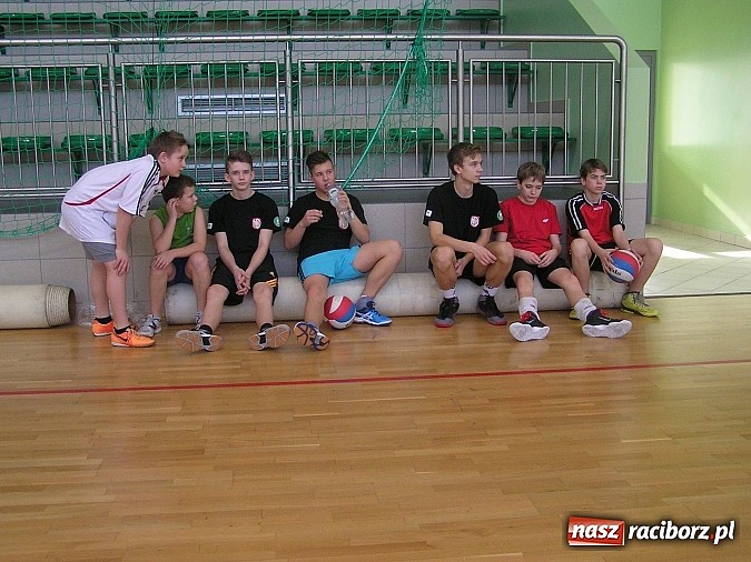 Zdjęcie w galerii na portalu naszraciborz.pl: Dw&oacute;jki siatkarskie rywalizowały w Arenie Rafako wiadomości z regionu