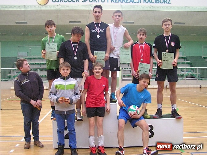 Zdjęcie w galerii na portalu naszraciborz.pl: Dw&oacute;jki siatkarskie rywalizowały w Arenie Rafako wiadomości z regionu