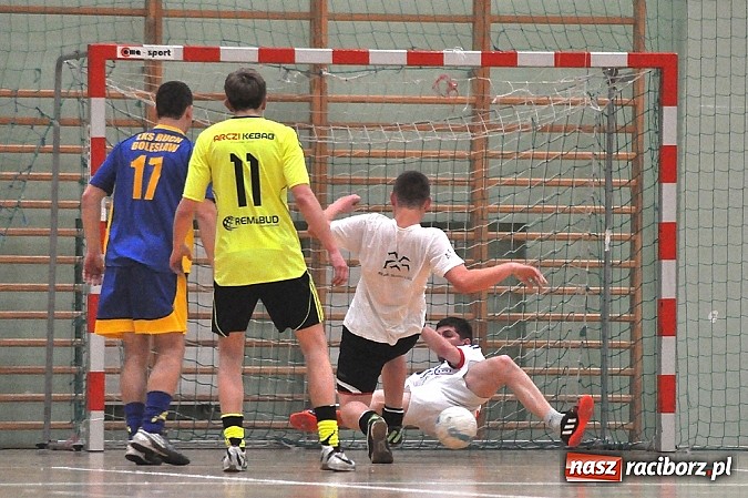 Zdjęcie w galerii na portalu naszraciborz.pl: Emocje w drugiej lidze. W karnych lepsze Szykowna Drużyna i Iras Team wiadomości z regionu