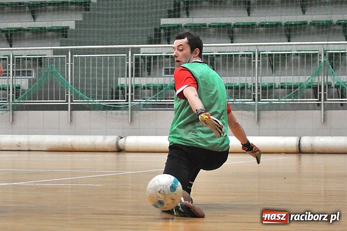 Zdjęcie w galerii na portalu naszraciborz.pl: Emocje w drugiej lidze. W karnych lepsze Szykowna Drużyna i Iras Team wiadomości z regionu