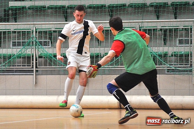 Zdjęcie w galerii na portalu naszraciborz.pl: Emocje w drugiej lidze. W karnych lepsze Szykowna Drużyna i Iras Team wiadomości z regionu