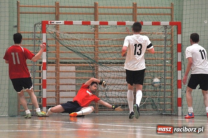 Zdjęcie w galerii na portalu naszraciborz.pl: Emocje w drugiej lidze. W karnych lepsze Szykowna Drużyna i Iras Team wiadomości z regionu