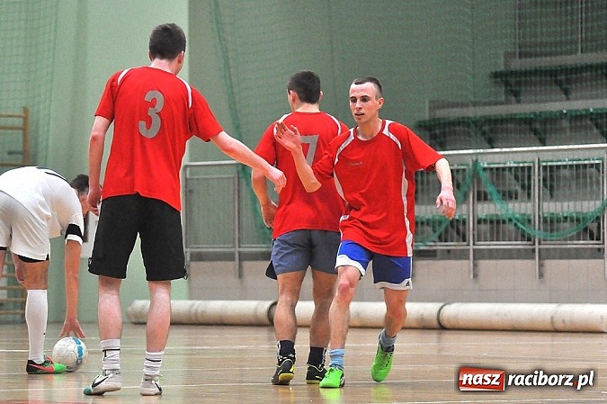 Zdjęcie w galerii na portalu naszraciborz.pl: Emocje w drugiej lidze. W karnych lepsze Szykowna Drużyna i Iras Team wiadomości z regionu