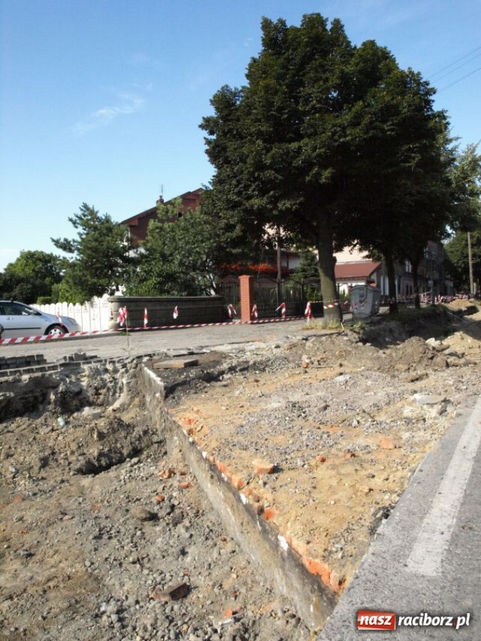 Zdjęcie w galerii na portalu naszraciborz.pl: Koryto Psinki wstrzymało drogowców wiadomości z regionu