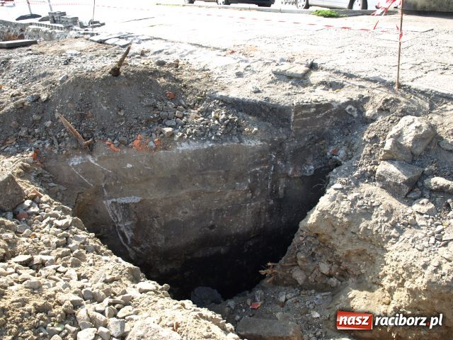 Zdjęcie w galerii na portalu naszraciborz.pl: Koryto Psinki wstrzymało drogowców wiadomości z regionu