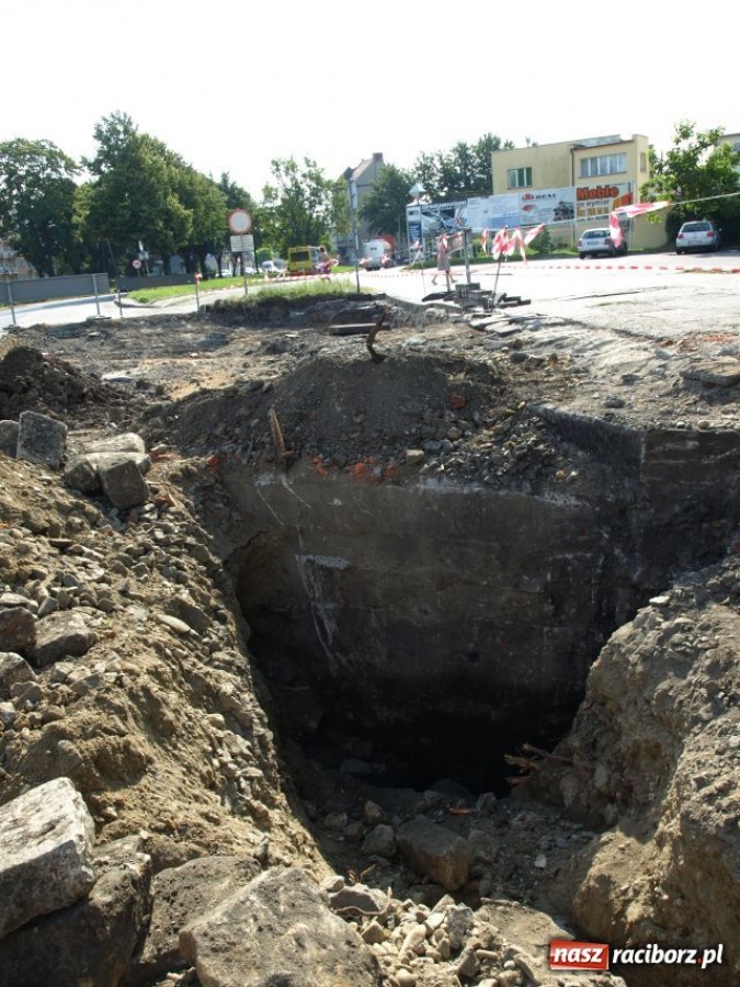 Zdjęcie w galerii na portalu naszraciborz.pl: Koryto Psinki wstrzymało drogowców wiadomości z regionu