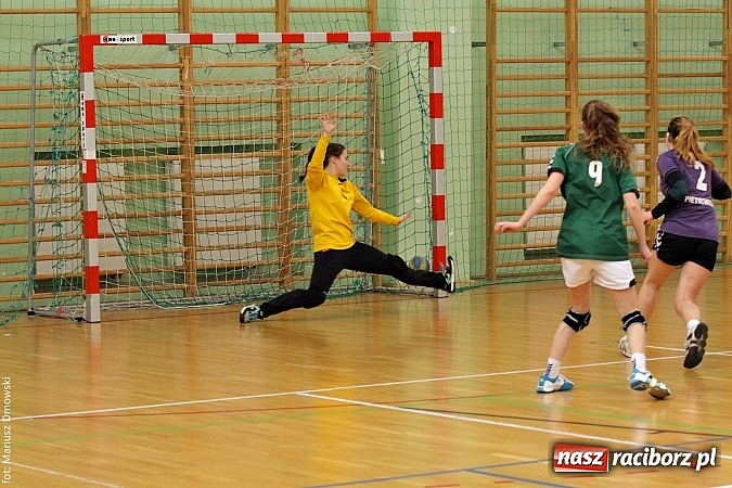 Zdjęcie w galerii na portalu naszraciborz.pl: VI Turniej Piłki Ręcznej Juniorek Młodszych o Puchar Starosty Raciborskiego wiadomości z regionu