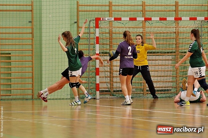 Zdjęcie w galerii na portalu naszraciborz.pl: VI Turniej Piłki Ręcznej Juniorek Młodszych o Puchar Starosty Raciborskiego wiadomości z regionu