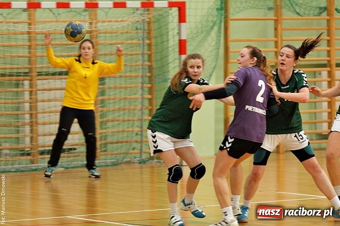 Zdjęcie w galerii na portalu naszraciborz.pl: VI Turniej Piłki Ręcznej Juniorek Młodszych o Puchar Starosty Raciborskiego wiadomości z regionu