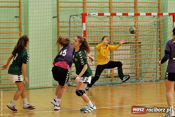 Zdjęcie w galerii na portalu naszraciborz.pl: VI Turniej Piłki Ręcznej Juniorek Młodszych o Puchar Starosty Raciborskiego wiadomości z regionu
