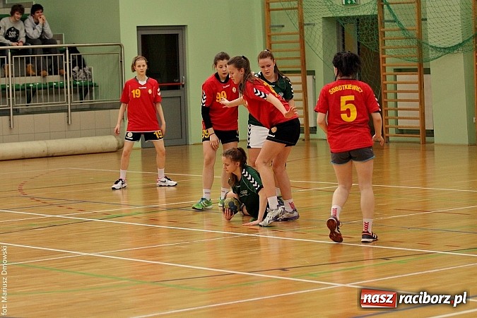 Zdjęcie w galerii na portalu naszraciborz.pl: VI Turniej Piłki Ręcznej Juniorek Młodszych o Puchar Starosty Raciborskiego wiadomości z regionu