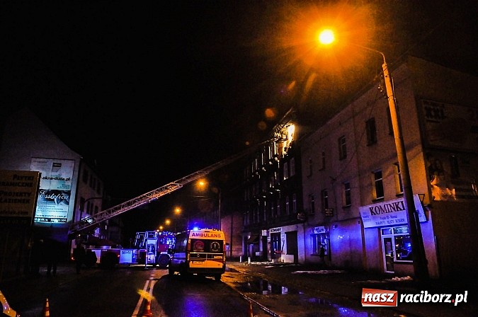 Zdjęcie w galerii na portalu naszraciborz.pl: Wybuch butli z gazem zdemolował mieszkanie przy Rybnickiej. Na szczęście nikt nie zginął. Mieszkańcy kamienicy ewakuowani! wiadomości z regionu