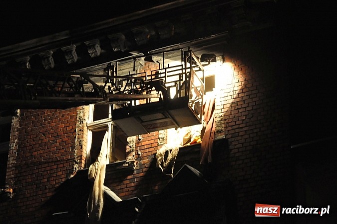 Zdjęcie w galerii na portalu naszraciborz.pl: Wybuch butli z gazem zdemolował mieszkanie przy Rybnickiej. Na szczęście nikt nie zginął. Mieszkańcy kamienicy ewakuowani! wiadomości z regionu