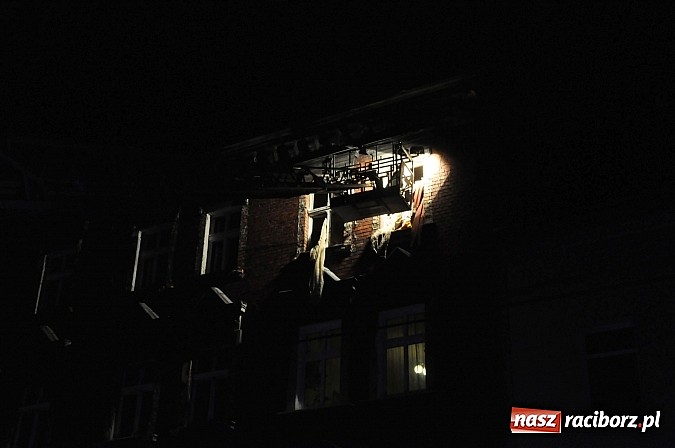 Zdjęcie w galerii na portalu naszraciborz.pl: Wybuch butli z gazem zdemolował mieszkanie przy Rybnickiej. Na szczęście nikt nie zginął. Mieszkańcy kamienicy ewakuowani! wiadomości z regionu