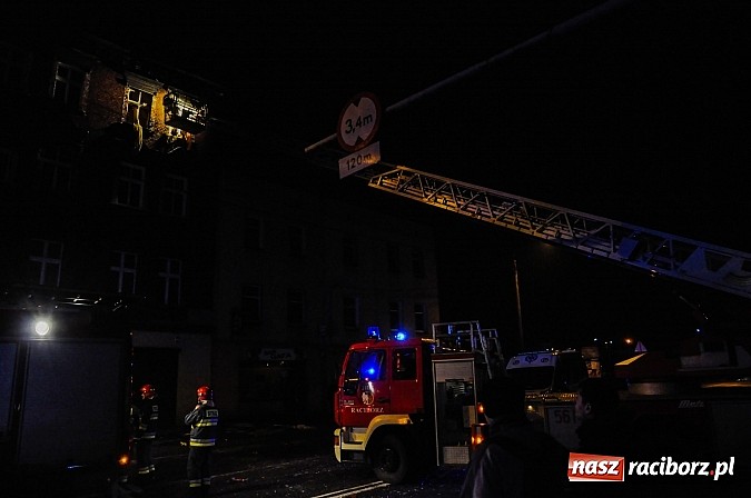Zdjęcie w galerii na portalu naszraciborz.pl: Wybuch butli z gazem zdemolował mieszkanie przy Rybnickiej. Na szczęście nikt nie zginął. Mieszkańcy kamienicy ewakuowani! wiadomości z regionu