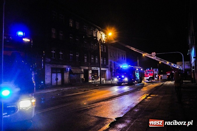 Zdjęcie w galerii na portalu naszraciborz.pl: Wybuch butli z gazem zdemolował mieszkanie przy Rybnickiej. Na szczęście nikt nie zginął. Mieszkańcy kamienicy ewakuowani! wiadomości z regionu