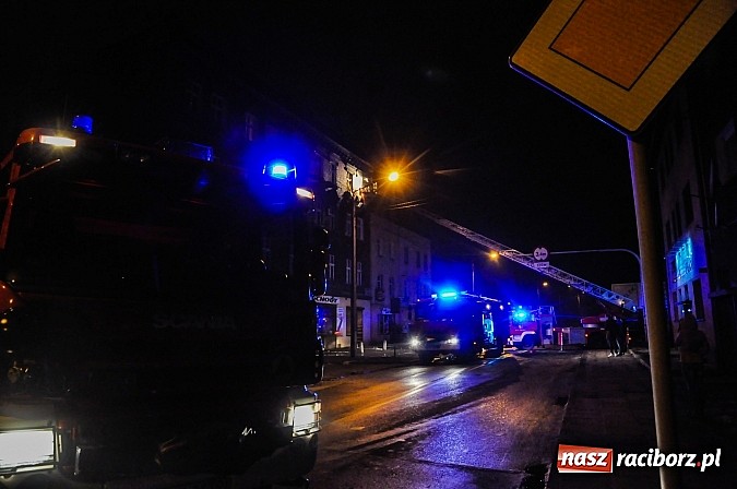 Zdjęcie w galerii na portalu naszraciborz.pl: Wybuch butli z gazem zdemolował mieszkanie przy Rybnickiej. Na szczęście nikt nie zginął. Mieszkańcy kamienicy ewakuowani! wiadomości z regionu