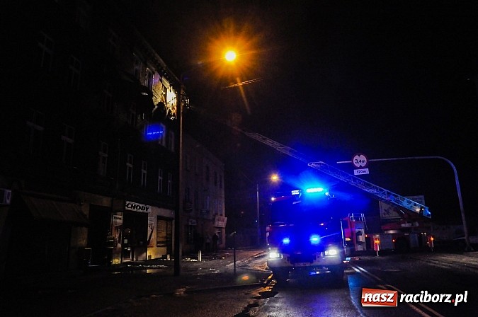 Zdjęcie w galerii na portalu naszraciborz.pl: Wybuch butli z gazem zdemolował mieszkanie przy Rybnickiej. Na szczęście nikt nie zginął. Mieszkańcy kamienicy ewakuowani! wiadomości z regionu