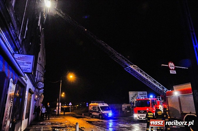 Zdjęcie w galerii na portalu naszraciborz.pl: Wybuch butli z gazem zdemolował mieszkanie przy Rybnickiej. Na szczęście nikt nie zginął. Mieszkańcy kamienicy ewakuowani! wiadomości z regionu