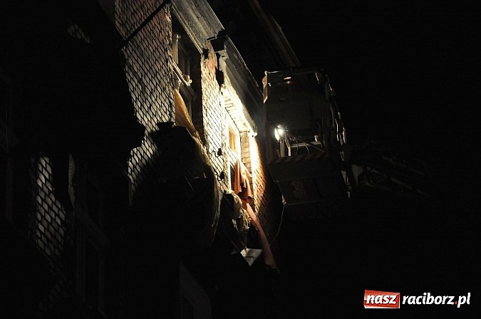 Zdjęcie w galerii na portalu naszraciborz.pl: Wybuch butli z gazem zdemolował mieszkanie przy Rybnickiej. Na szczęście nikt nie zginął. Mieszkańcy kamienicy ewakuowani! wiadomości z regionu