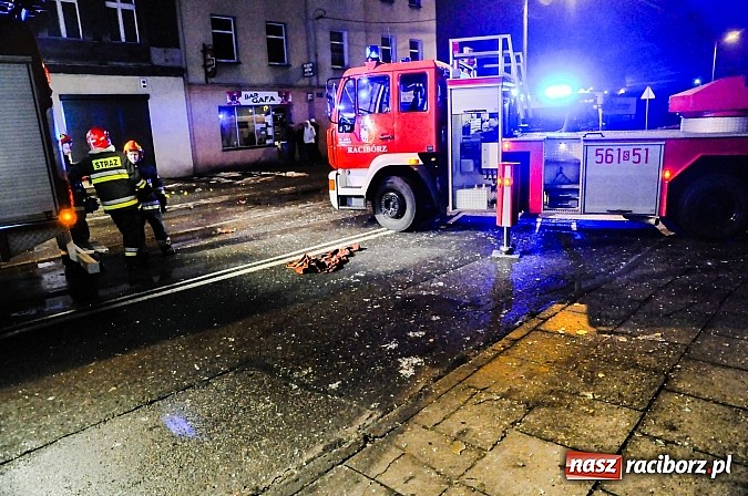 Zdjęcie w galerii na portalu naszraciborz.pl: Wybuch butli z gazem zdemolował mieszkanie przy Rybnickiej. Na szczęście nikt nie zginął. Mieszkańcy kamienicy ewakuowani! wiadomości z regionu