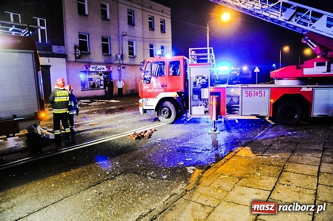 Zdjęcie w galerii na portalu naszraciborz.pl: Wybuch butli z gazem zdemolował mieszkanie przy Rybnickiej. Na szczęście nikt nie zginął. Mieszkańcy kamienicy ewakuowani! wiadomości z regionu