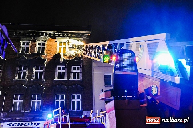 Zdjęcie w galerii na portalu naszraciborz.pl: Wybuch butli z gazem zdemolował mieszkanie przy Rybnickiej. Na szczęście nikt nie zginął. Mieszkańcy kamienicy ewakuowani! wiadomości z regionu