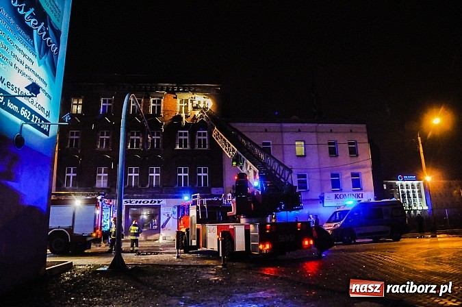 Zdjęcie w galerii na portalu naszraciborz.pl: Wybuch butli z gazem zdemolował mieszkanie przy Rybnickiej. Na szczęście nikt nie zginął. Mieszkańcy kamienicy ewakuowani! wiadomości z regionu