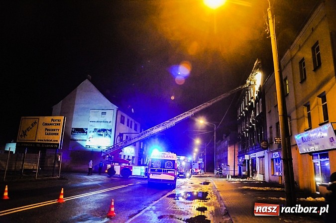 Zdjęcie w galerii na portalu naszraciborz.pl: Wybuch butli z gazem zdemolował mieszkanie przy Rybnickiej. Na szczęście nikt nie zginął. Mieszkańcy kamienicy ewakuowani! wiadomości z regionu