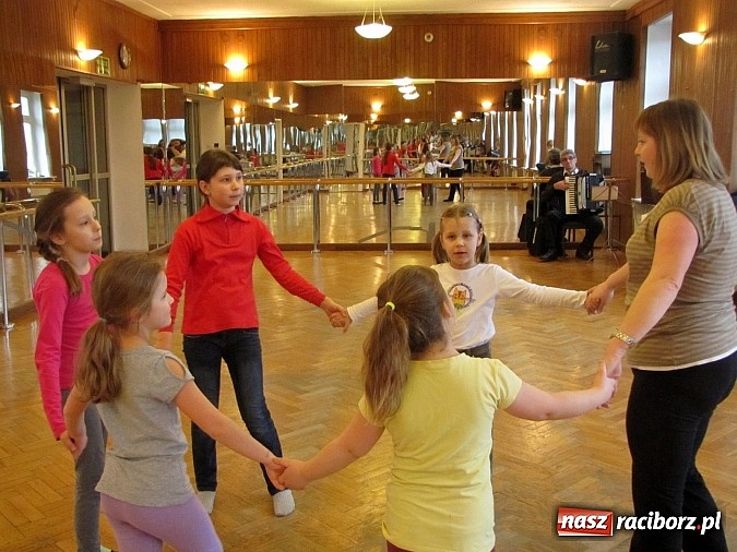 Zdjęcie w galerii na portalu naszraciborz.pl: Jak w Strzesze dzieci goniły zajączka. Warsztaty folklorystyczne RCK wiadomości z regionu