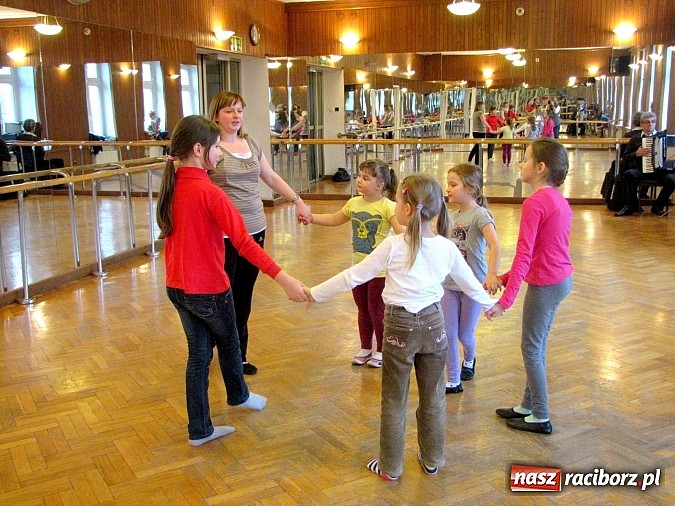 Zdjęcie w galerii na portalu naszraciborz.pl: Jak w Strzesze dzieci goniły zajączka. Warsztaty folklorystyczne RCK wiadomości z regionu