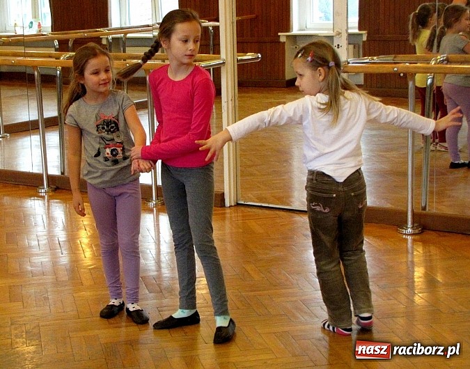 Zdjęcie w galerii na portalu naszraciborz.pl: Jak w Strzesze dzieci goniły zajączka. Warsztaty folklorystyczne RCK wiadomości z regionu