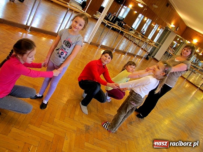 Zdjęcie w galerii na portalu naszraciborz.pl: Jak w Strzesze dzieci goniły zajączka. Warsztaty folklorystyczne RCK wiadomości z regionu