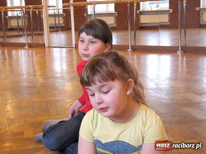 Zdjęcie w galerii na portalu naszraciborz.pl: Jak w Strzesze dzieci goniły zajączka. Warsztaty folklorystyczne RCK wiadomości z regionu