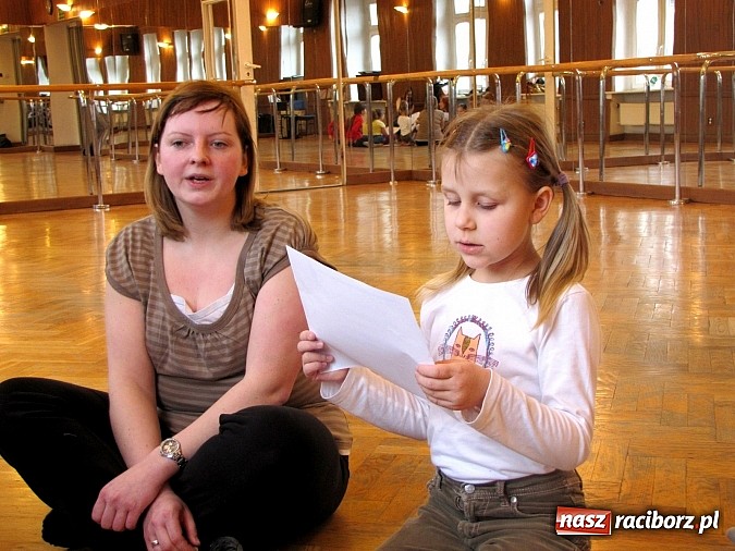 Zdjęcie w galerii na portalu naszraciborz.pl: Jak w Strzesze dzieci goniły zajączka. Warsztaty folklorystyczne RCK wiadomości z regionu