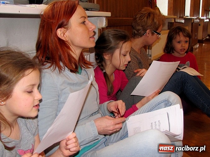 Zdjęcie w galerii na portalu naszraciborz.pl: Jak w Strzesze dzieci goniły zajączka. Warsztaty folklorystyczne RCK wiadomości z regionu