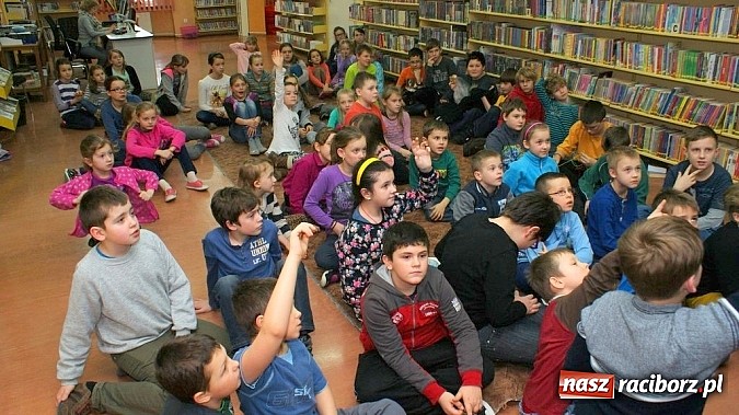 Zdjęcie w galerii na portalu naszraciborz.pl: Plik i Folder w bibliotece wiadomości z regionu