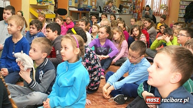 Zdjęcie w galerii na portalu naszraciborz.pl: Plik i Folder w bibliotece wiadomości z regionu