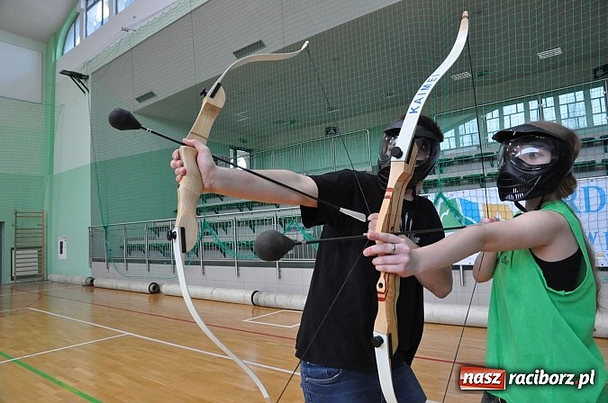 Zdjęcie w galerii na portalu naszraciborz.pl: Arena Rafako zamieniła się w teren bitwy łuczniczej wiadomości z regionu