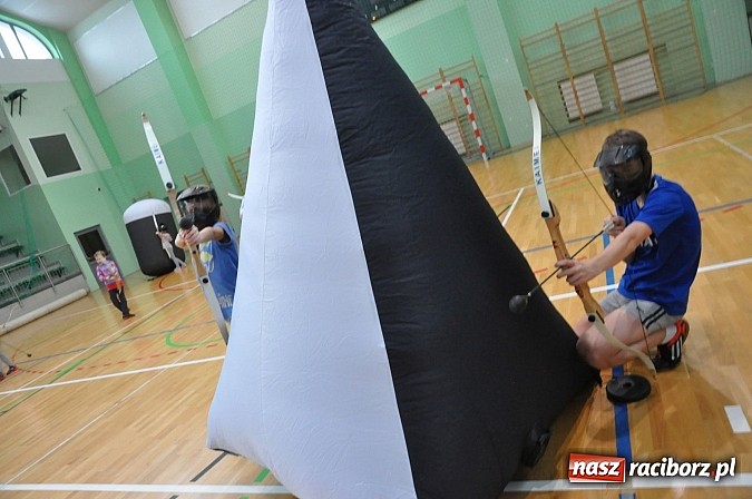 Zdjęcie w galerii na portalu naszraciborz.pl: Arena Rafako zamieniła się w teren bitwy łuczniczej wiadomości z regionu