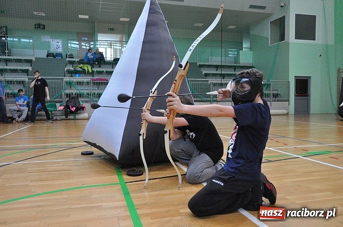 Zdjęcie w galerii na portalu naszraciborz.pl: Arena Rafako zamieniła się w teren bitwy łuczniczej wiadomości z regionu