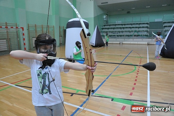 Zdjęcie w galerii na portalu naszraciborz.pl: Arena Rafako zamieniła się w teren bitwy łuczniczej wiadomości z regionu