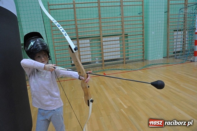 Zdjęcie w galerii na portalu naszraciborz.pl: Arena Rafako zamieniła się w teren bitwy łuczniczej wiadomości z regionu