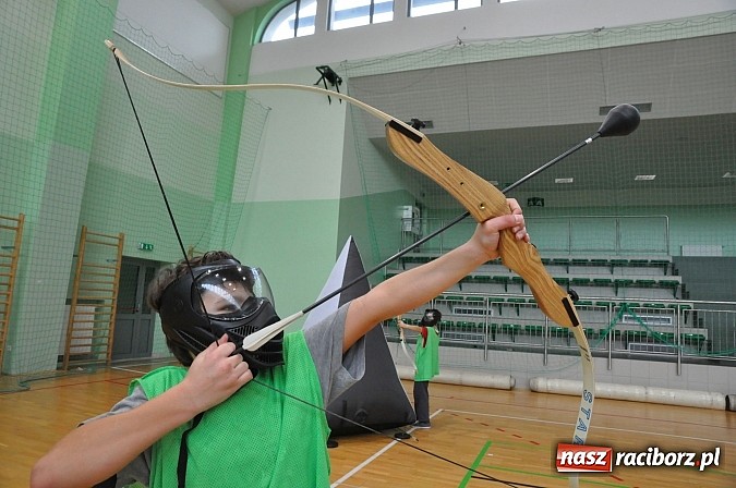 Zdjęcie w galerii na portalu naszraciborz.pl: Arena Rafako zamieniła się w teren bitwy łuczniczej wiadomości z regionu