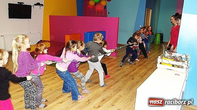 Zdjęcie w galerii na portalu naszraciborz.pl: Biwak i pokaz mody w ramach ferii ze świetlicą w Wojnowicach wiadomości z regionu