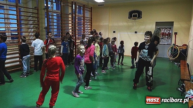 Zdjęcie w galerii na portalu naszraciborz.pl: Biwak i pokaz mody w ramach ferii ze świetlicą w Wojnowicach wiadomości z regionu