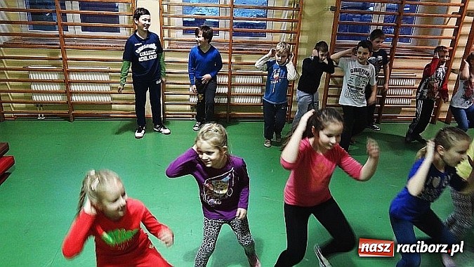 Zdjęcie w galerii na portalu naszraciborz.pl: Biwak i pokaz mody w ramach ferii ze świetlicą w Wojnowicach wiadomości z regionu