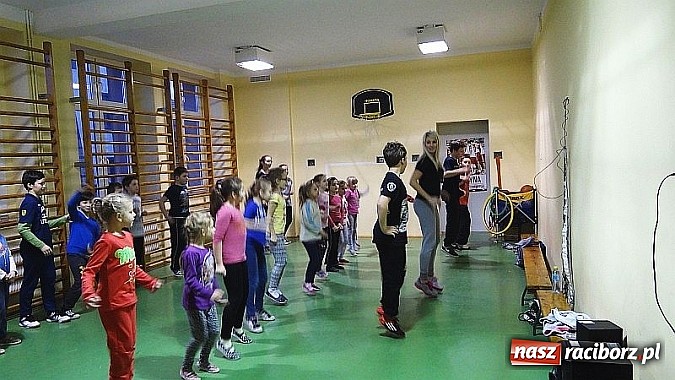 Zdjęcie w galerii na portalu naszraciborz.pl: Biwak i pokaz mody w ramach ferii ze świetlicą w Wojnowicach wiadomości z regionu