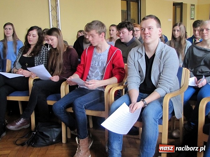 Zdjęcie w galerii na portalu naszraciborz.pl: Potęga muzyki w RCK. Ruszyły warsztaty wokalne z fenomenalnym instruktorem wiadomości z regionu
